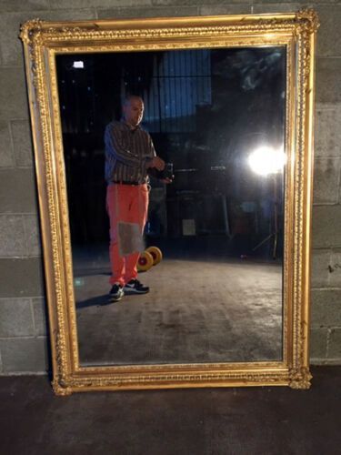 Antikes und elegantes Spiegelbild aus Holz und Blattgold-Pastille